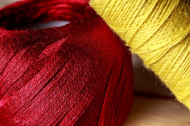 Zbliżenie na igłę i kolorowe nici